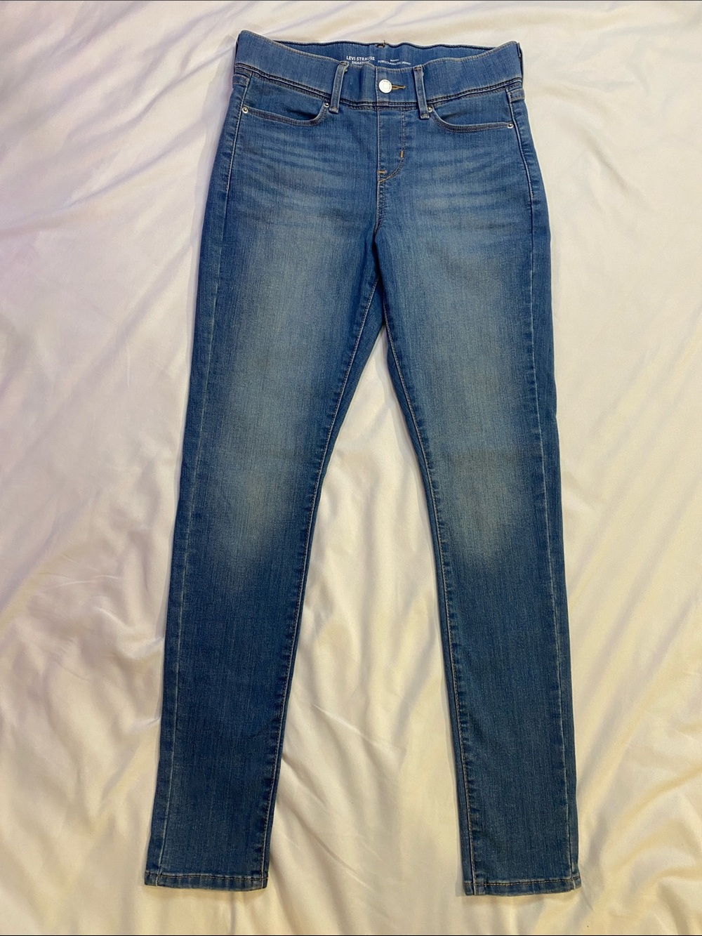 Classic Women's Skinny Jeans in Medium Blue Wash